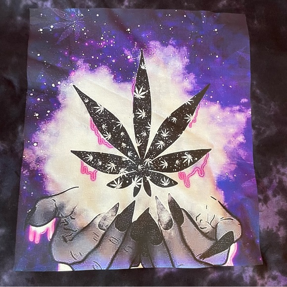Black/ Purple DYE Presents the Weed Plant Tshirt - Picture 4 of 4